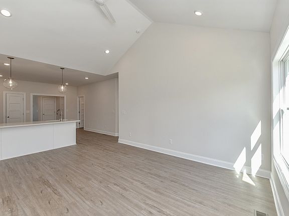 5th image of 204 Annleeken Dr