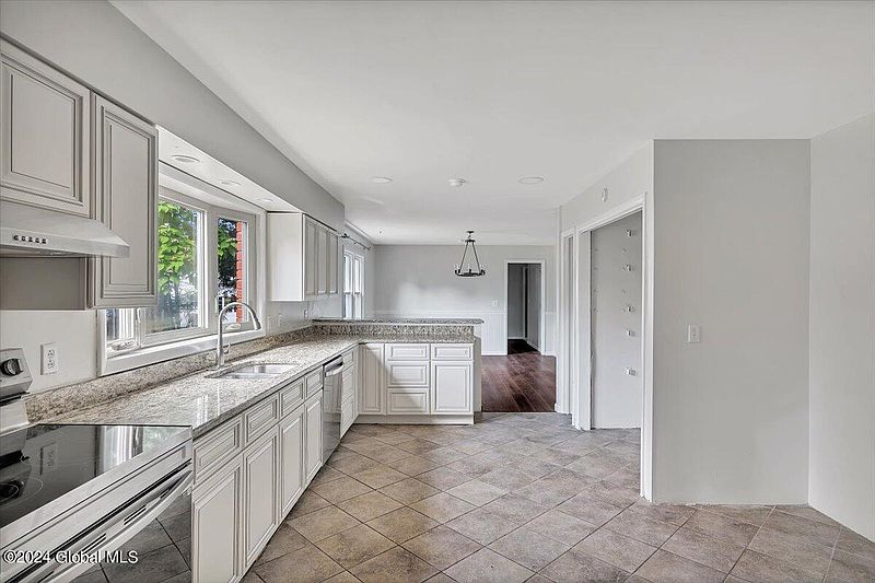 4th image of 91 Marie Parkway