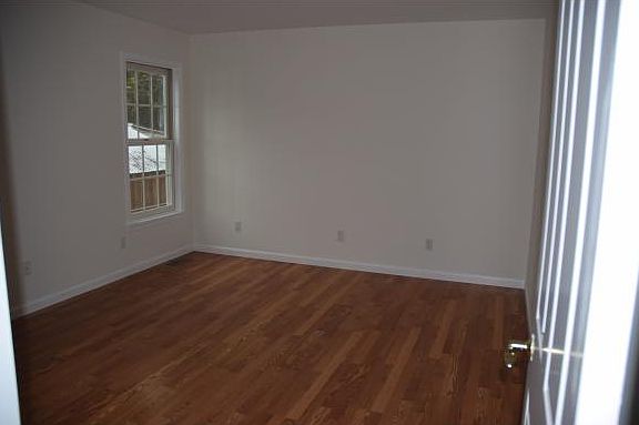 4th image of 105 Farm St