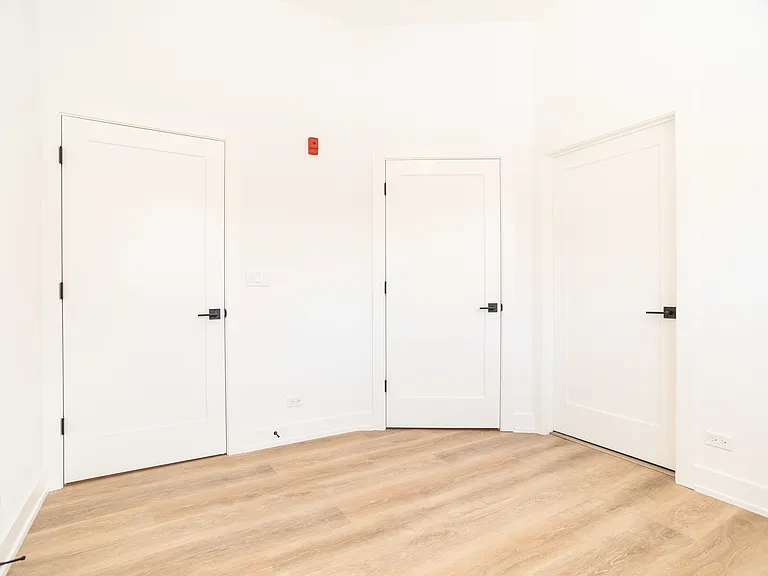 2042 W Irving Park — Photo 38