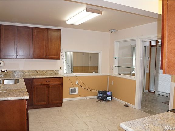 5th image of 1720 Grove St