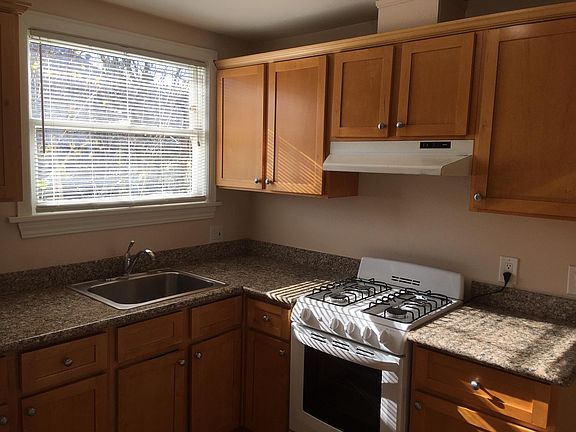 4th image of 3709 Maple Ave