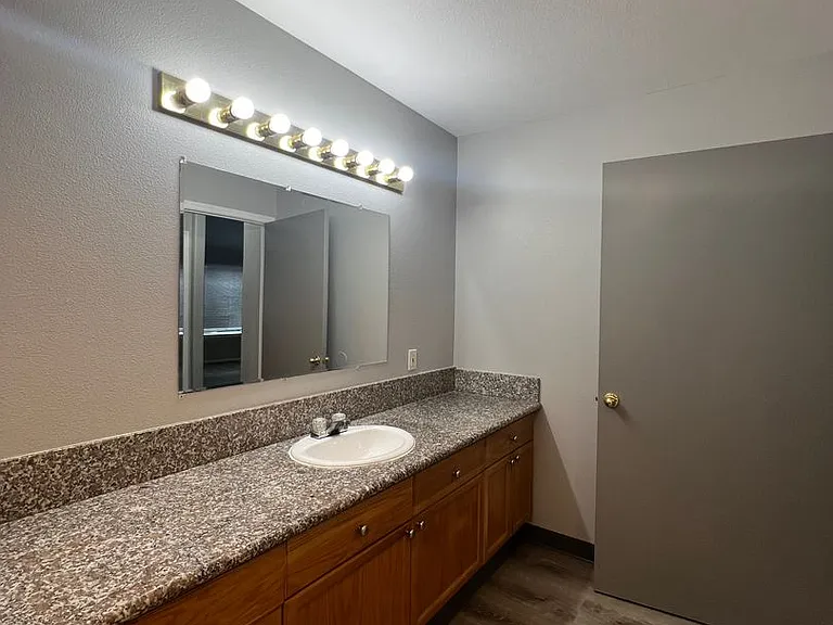 Ascot Place Apartments — Photo 14