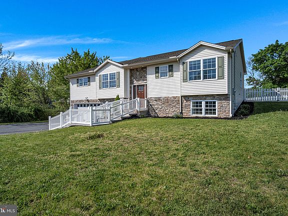 2nd image of 54 Sir William Dr