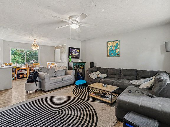 4th image of 15 Creekside Cir