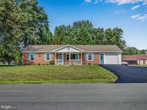 2nd image of 210 Essex Cir