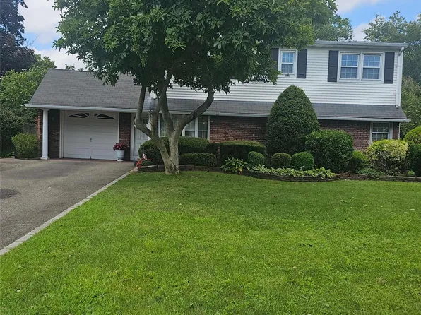 16 Pinecone Lane, Westbury, NY 11590