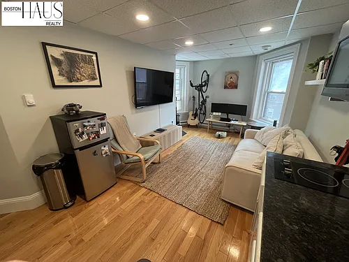 302 Newbury St Photo 1