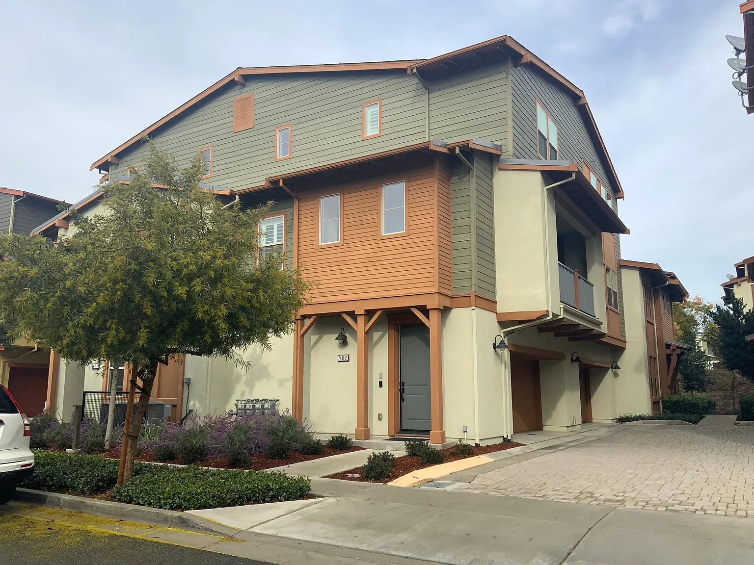3 bed, 2169 sqft, $4,450 — Photo 1