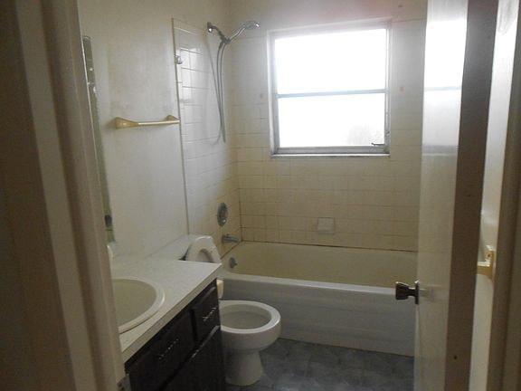 3rd image of 976 48th Ave N