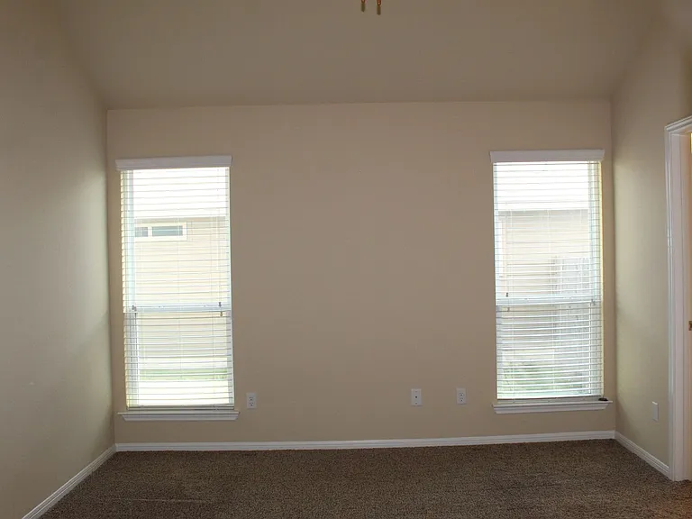 1104 Jamestown Dr — Photo 11