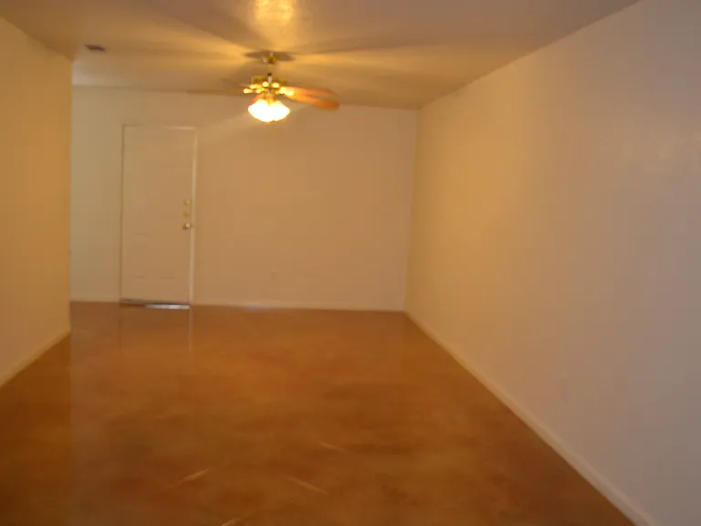 939 Maplewood St — Photo 3
