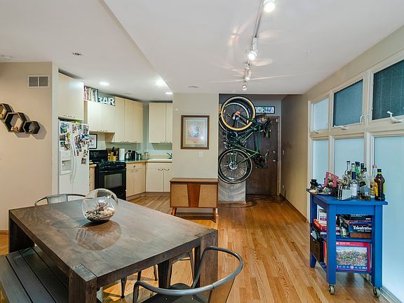 4th image of 1049 N Winchester Ave #1