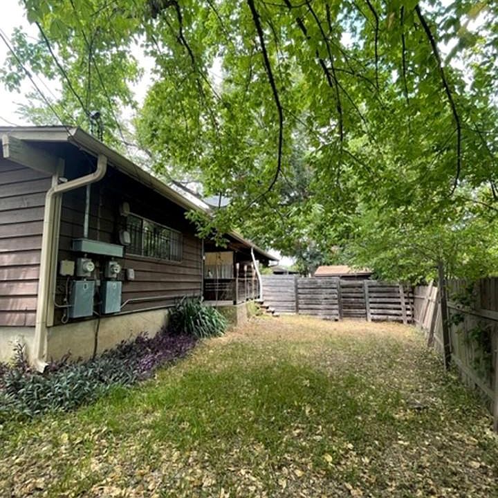 1st image of 2511 Sherwood Ln #B