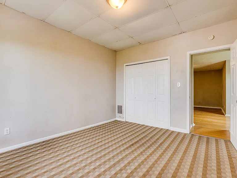 Great building with off street parking, views of the city, laundry on site! — Photo 7