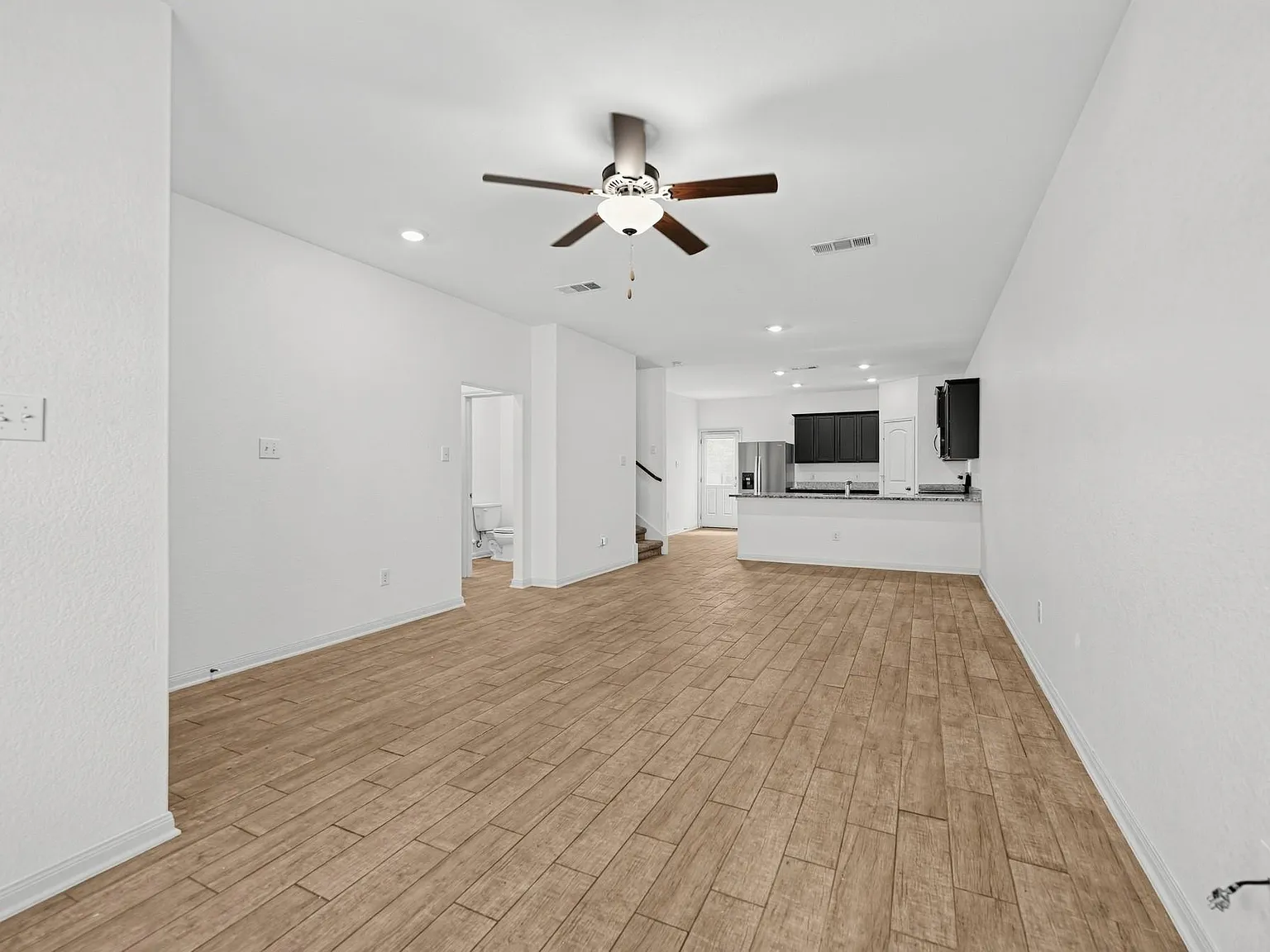 4 bed, 2.5 bath, 2578 sqft, $1,950 — Photo 4