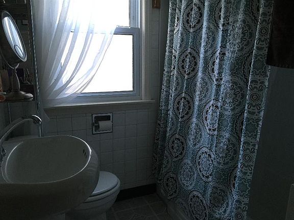 5th image of 814 Dwight St