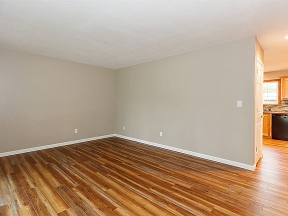 4th image of 1640 Esther St