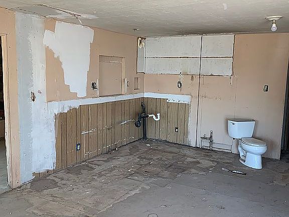 4th image of 633 S 92nd Pl
