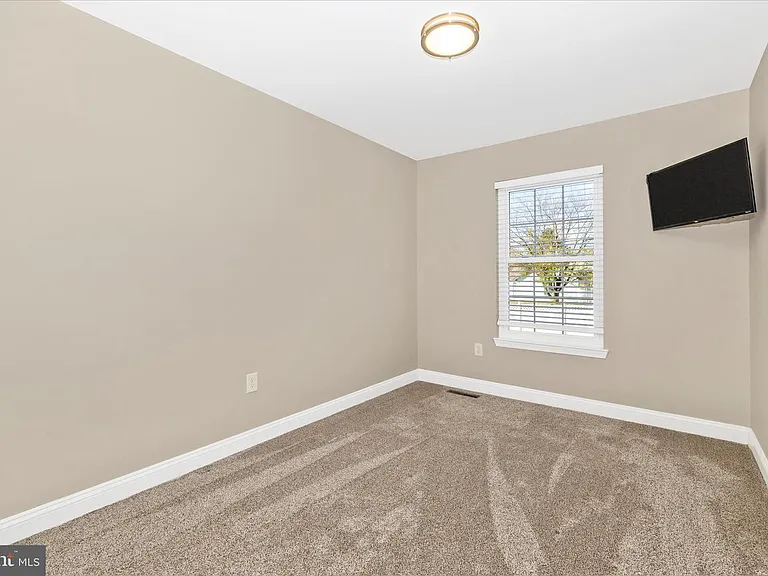 557 Lancaster Pl — Photo 16