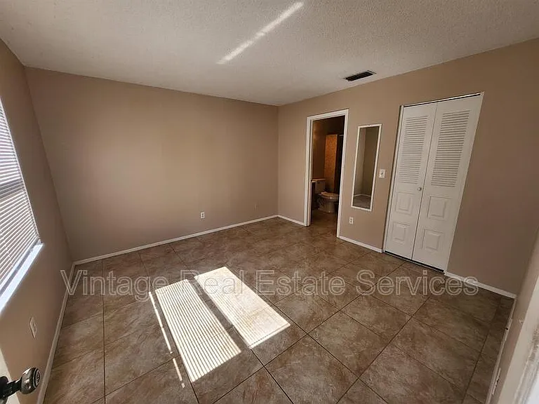 905 Old Field Dr — Photo 2