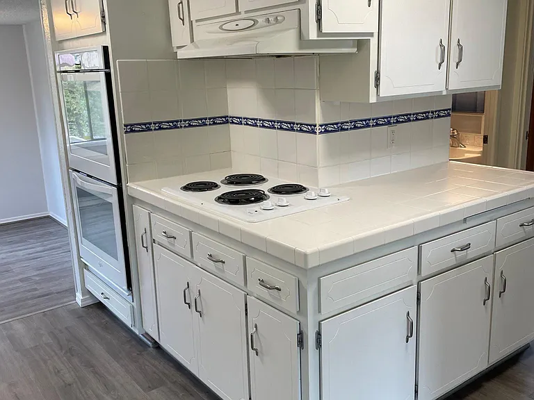 1617 Aberdeen Ave NE — Photo 2