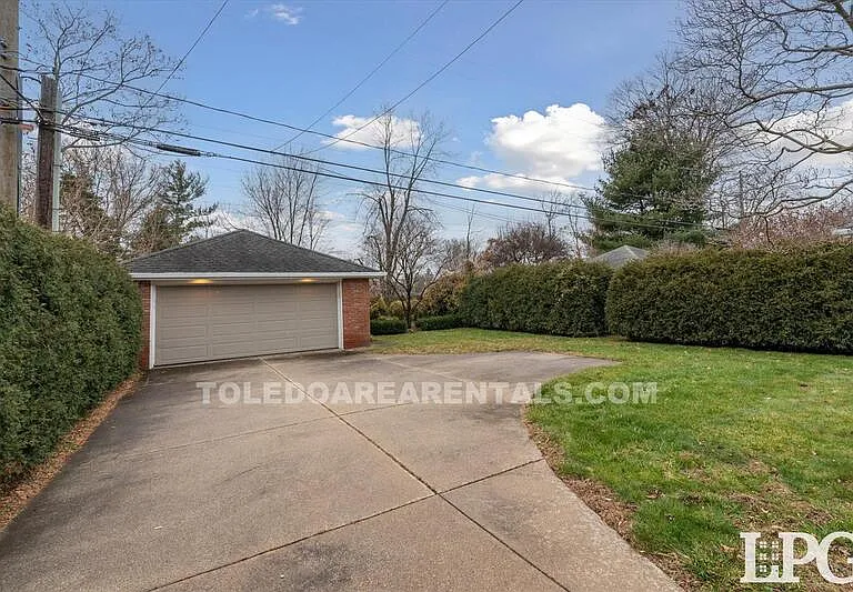 3835 Hillandale Rd E — Photo 42