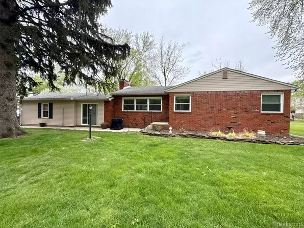 6080 Adams St, South Rockwood, MI 48179