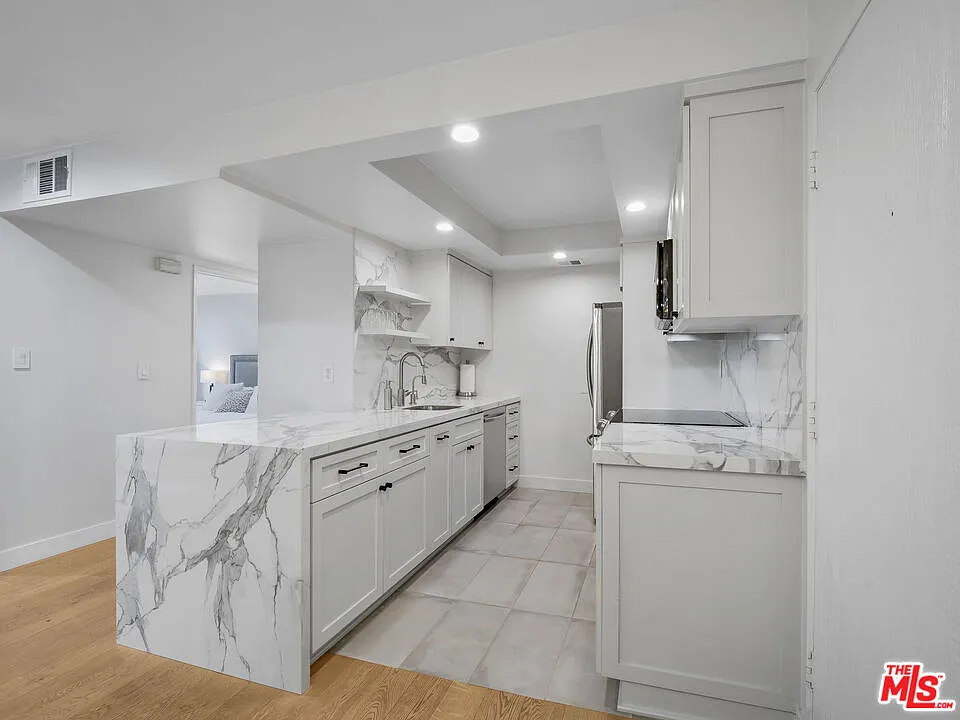 1 bed, 1.0 bath, 744 sqft, $3,900 — Photo 2