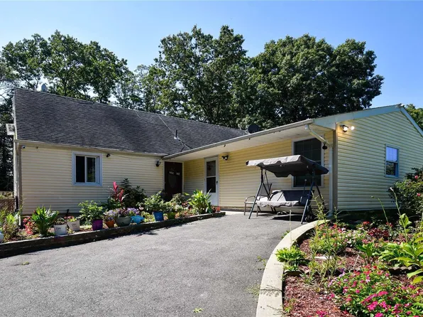 296 Poplar Street, Central Islip, NY 11722