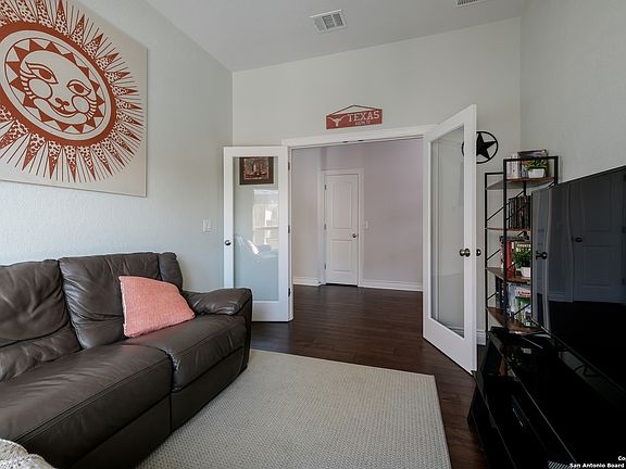 4th image of 207 LUCCHESE ST