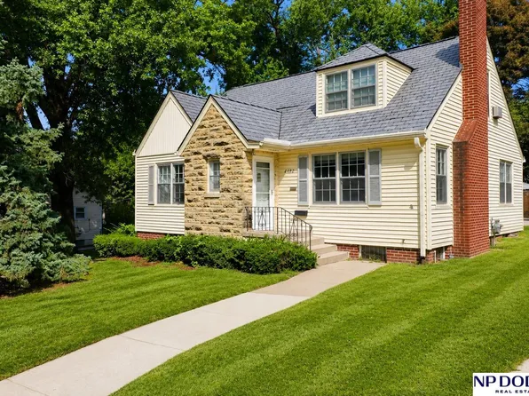 6302 Pierce St, Omaha, NE 68106