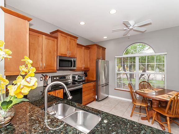 Eat in kitchen bar w Granite