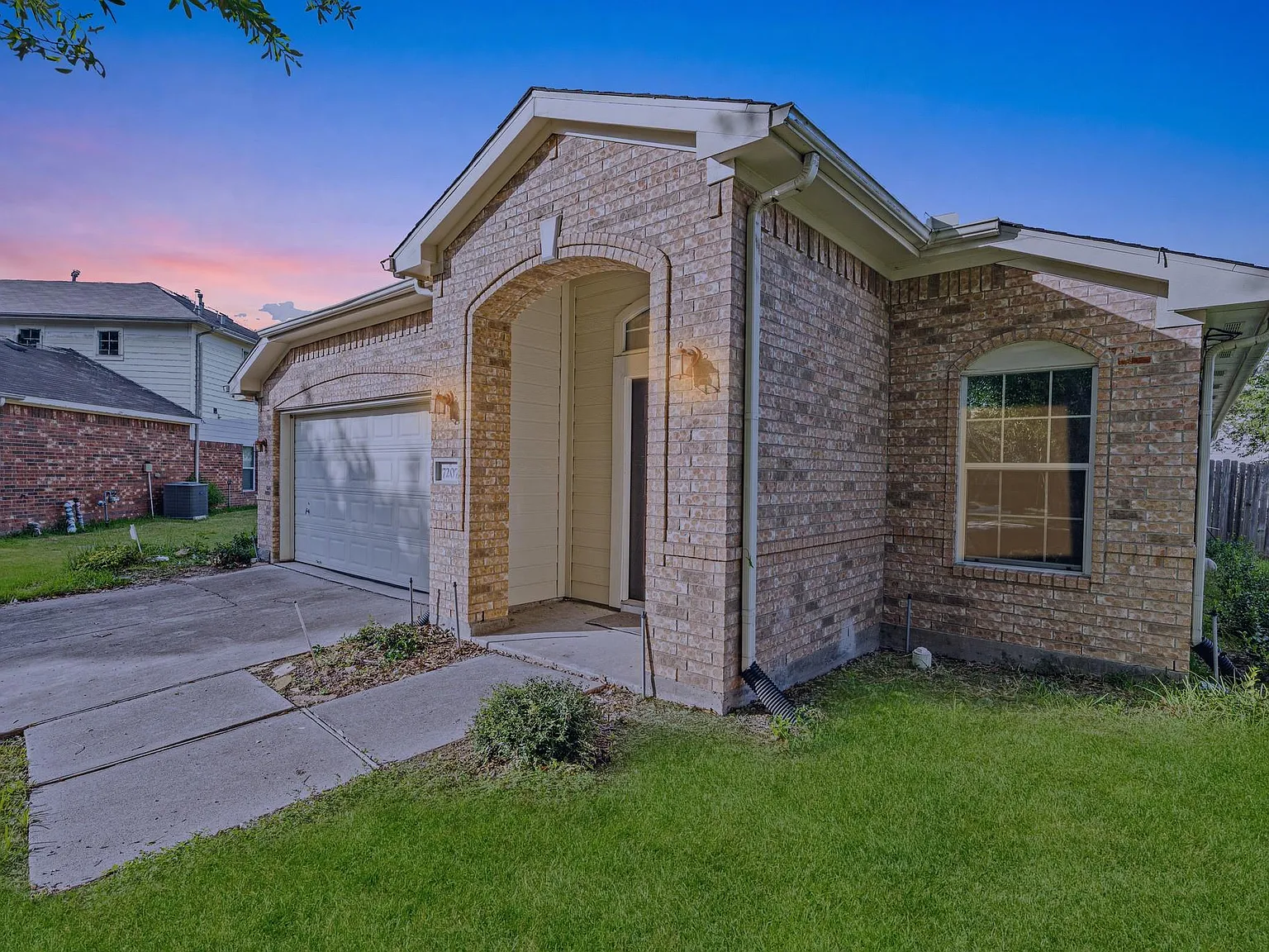 3 bed, 2.0 bath, 1707 sqft, $2,300 — Photo 3