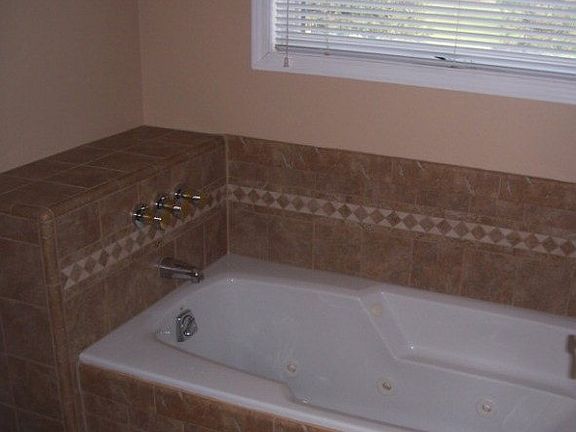 4th image of 909 Fairway Dr