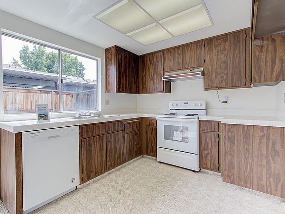 2nd image of 3948 Oak Villa Cir
