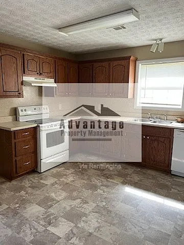 3 bed, 2.0 bath, 1775 sqft, $1,800 — Photo 3