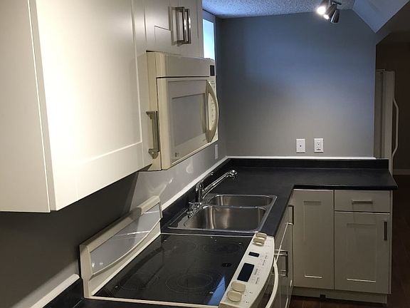 5th image of 7107 152a Ave NW