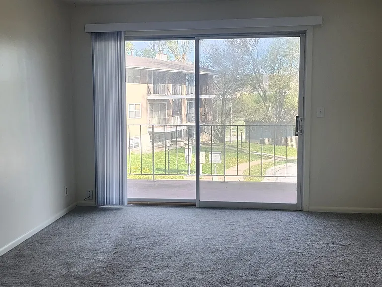 205 Fairlane Dr #10 — Photo 2