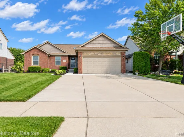52270 Birch Ct, Chesterfield, MI 48047