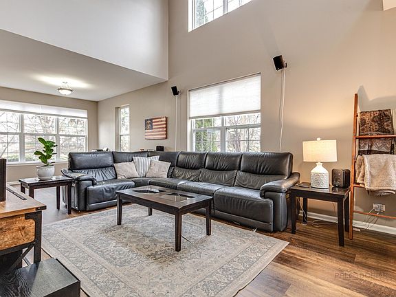3rd image of 512 Shakespeare Dr