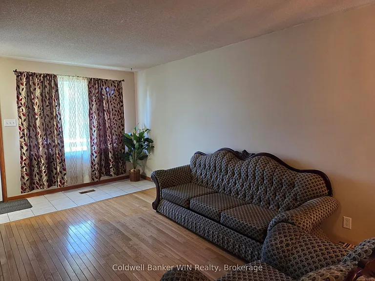 120 Melissa Cres — Photo 2
