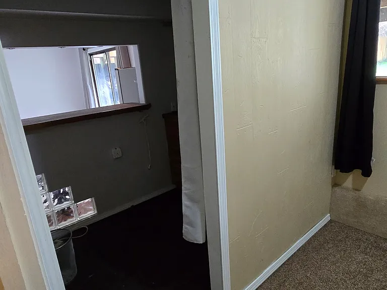 Room/office connected to wet bar space