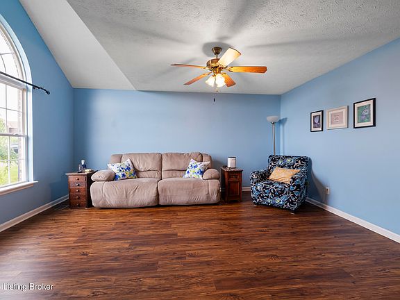 5th image of 283 Holly Marie Dr