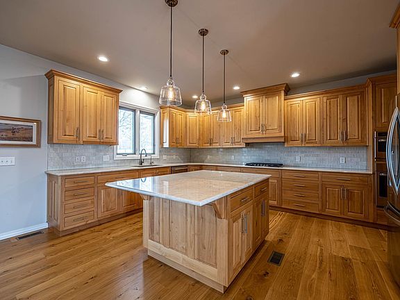 2nd image of 870 Dallas Pl