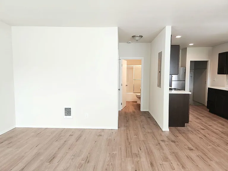 711 W Bonneville St — Photo 5