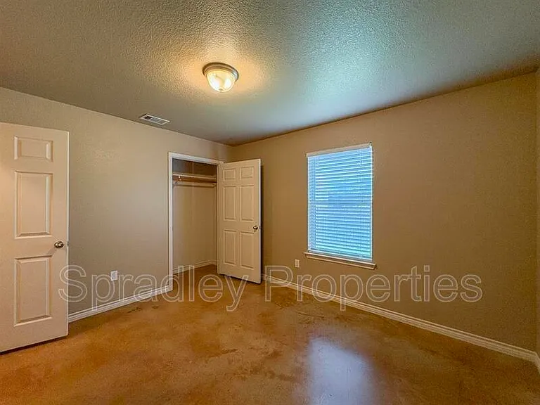 725 Laila Ln — Photo 9