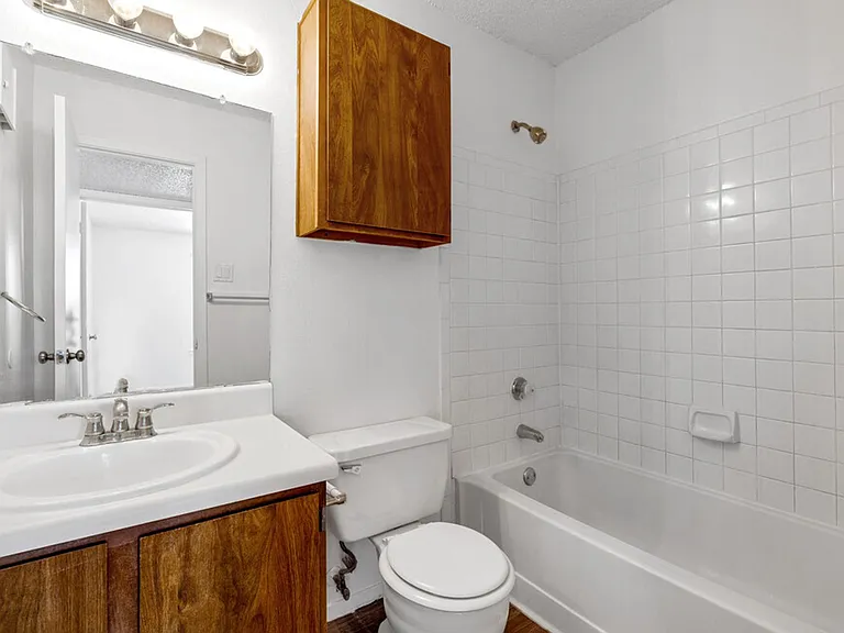 5321 S Loop 289 — Photo 12
