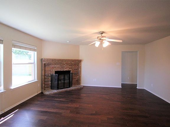 3rd image of 909 Acacia Dr