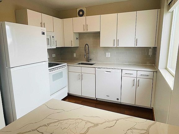 3rd image of 1212 N Lasalle St APT 1210